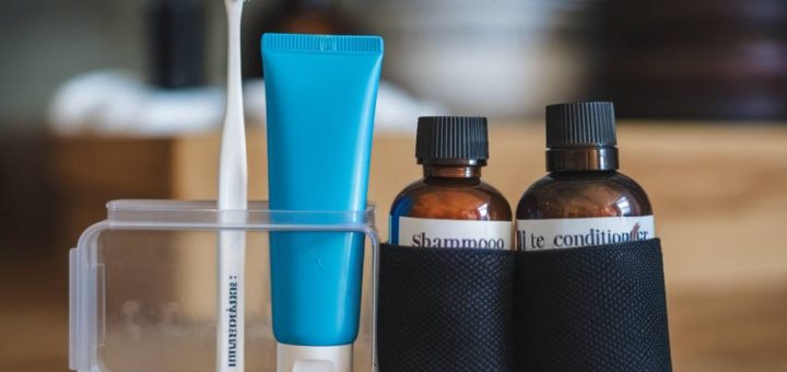 "Les indispensables pour une trousse de toilette minimaliste et efficace en voyage"